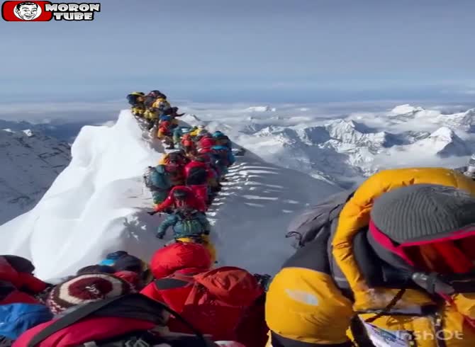 Video: Two climbers are killed after a ledge collapses due to a traffic bottleneck on Everest